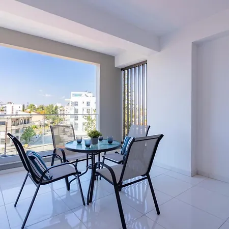 Bianca 2-br & Balcony In דירה לרנקה