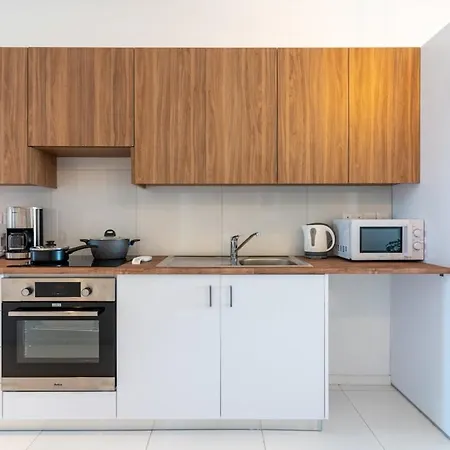דירה Bianca 2-br & Balcony In