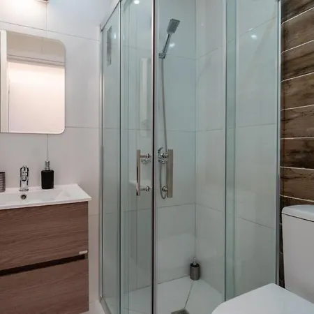 Bianca 2-br & Balcony In דירה לרנקה