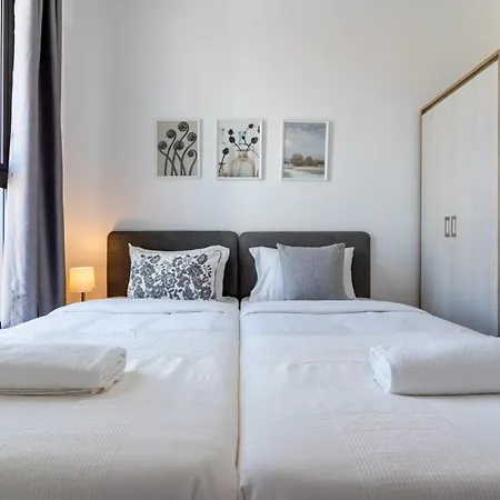 Bianca 2-br & Balcony In דירה