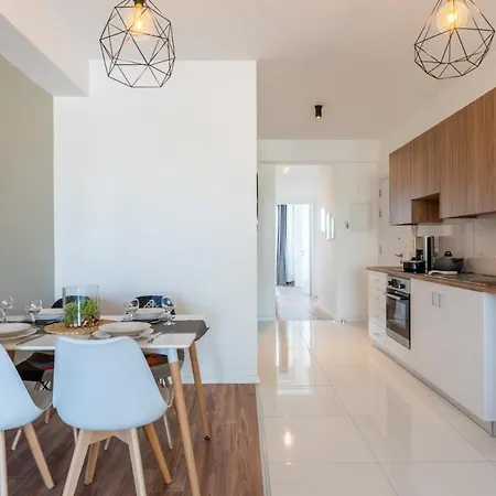 דירה Bianca 2-br & Balcony In לרנקה