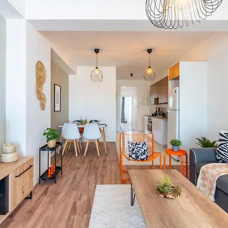 Bianca 2-br & Balcony In לרנקה